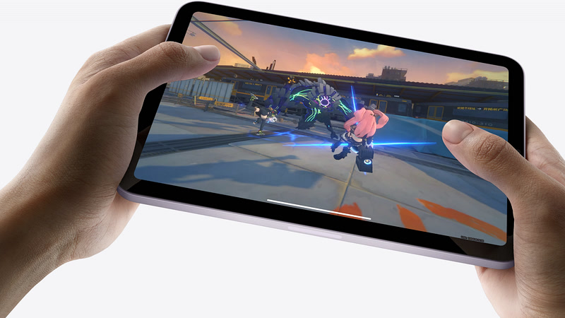 iPad mini A17 Pro tenu en mains pendant une partie
