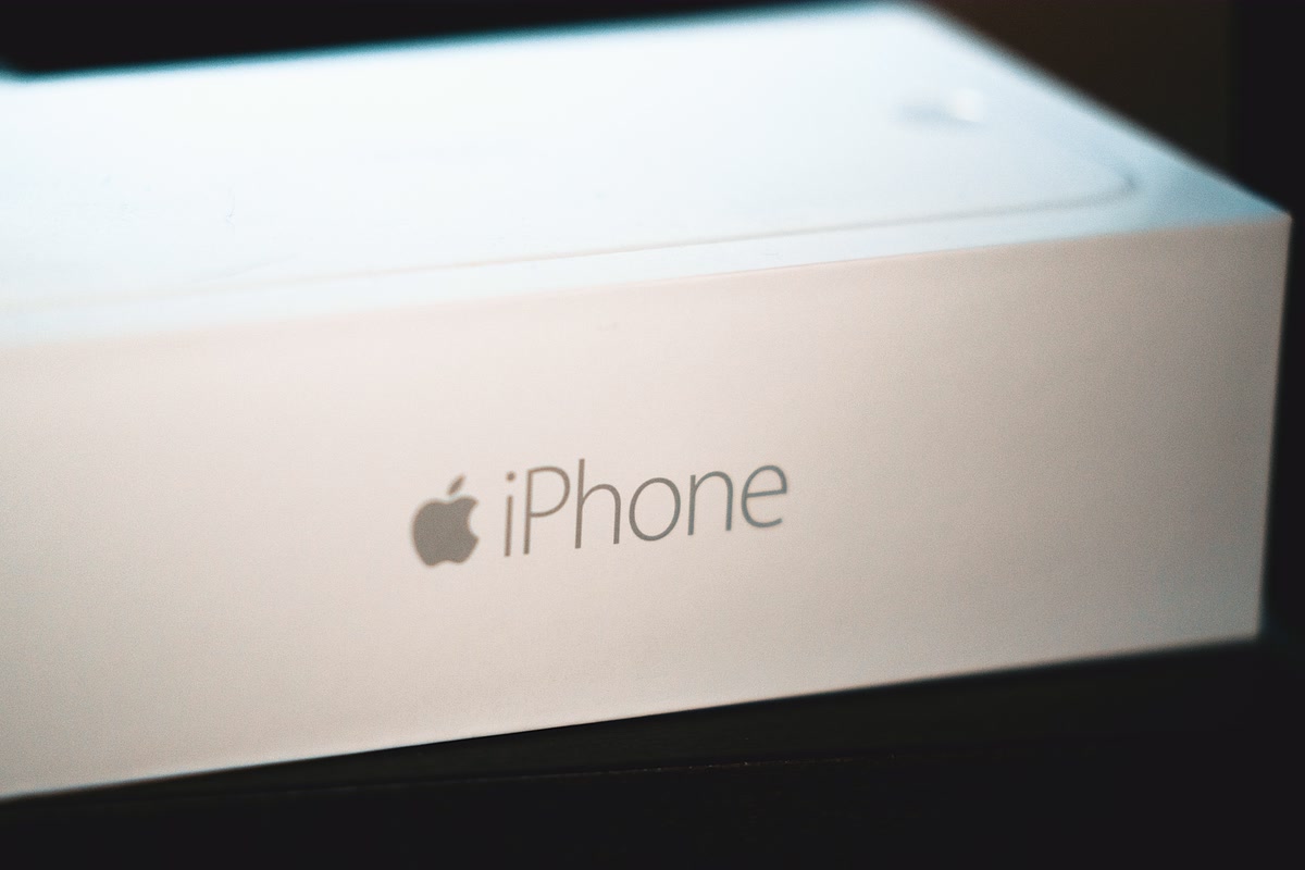 Boîte iPhone réelle avec les marquages Apple sur son côté