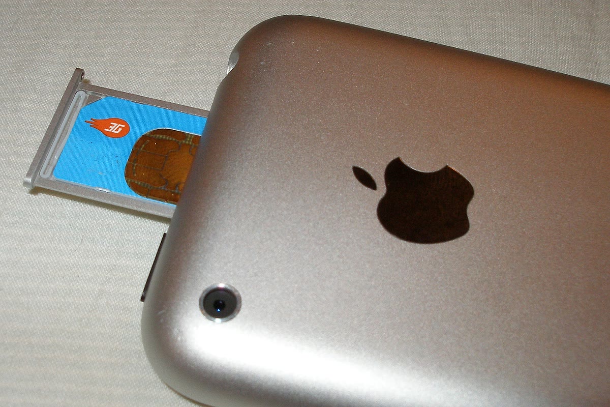 Tiroir SIM ouvert et carte insérée dans un ancien iPhone