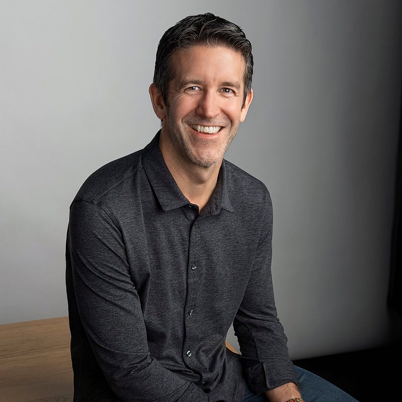 John Ternus, directeur général d’Apple, portant une chemise grise