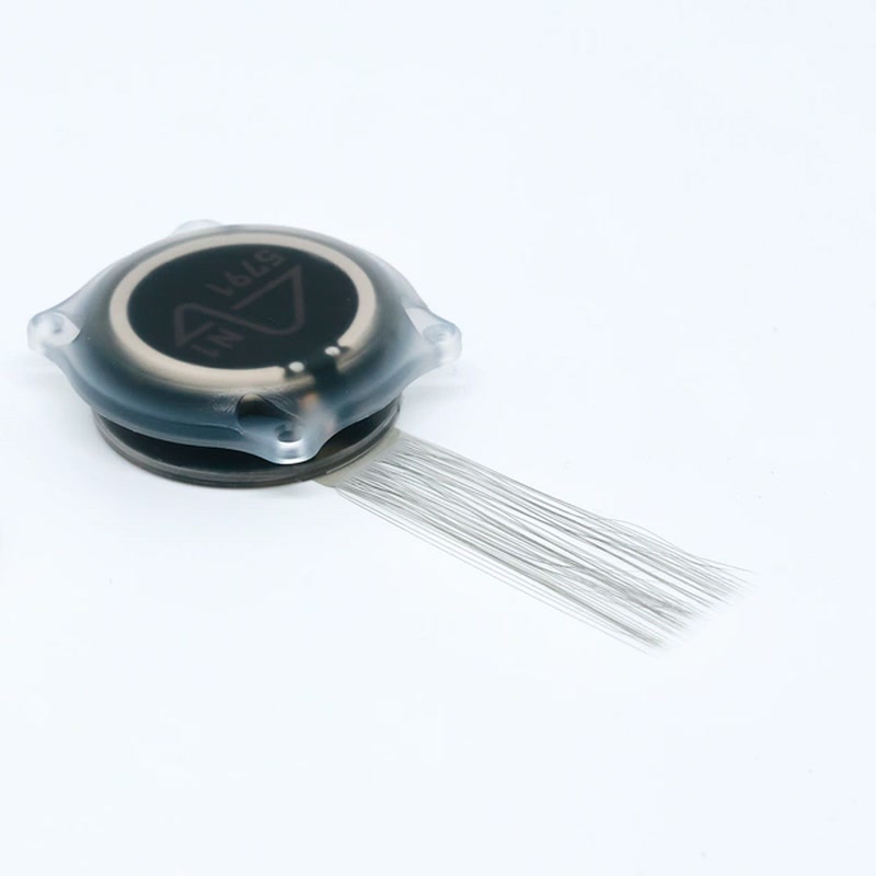 Implant Neuralink N1 avec ses fins fils d’électrodes souples