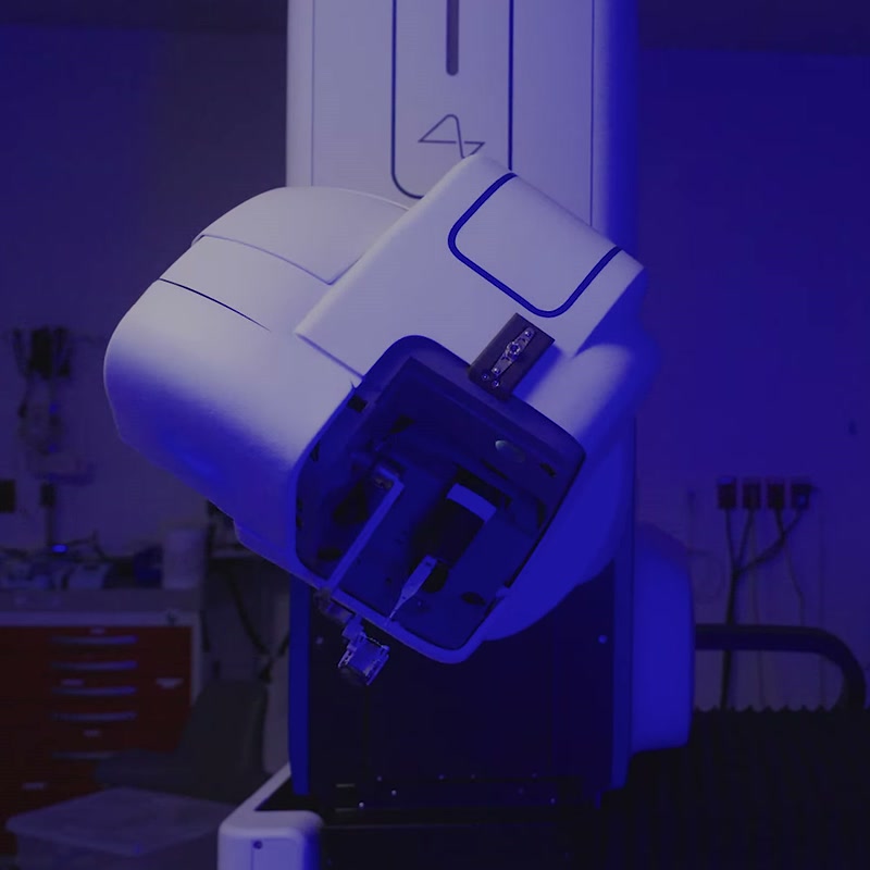 Tête du robot chirurgical Neuralink R1 dans son laboratoire