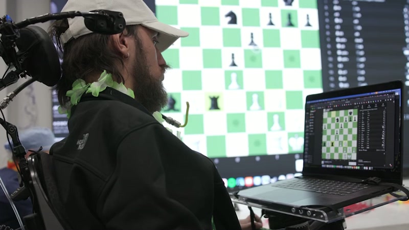 Premier participant Neuralink jouant aux échecs par la pensée