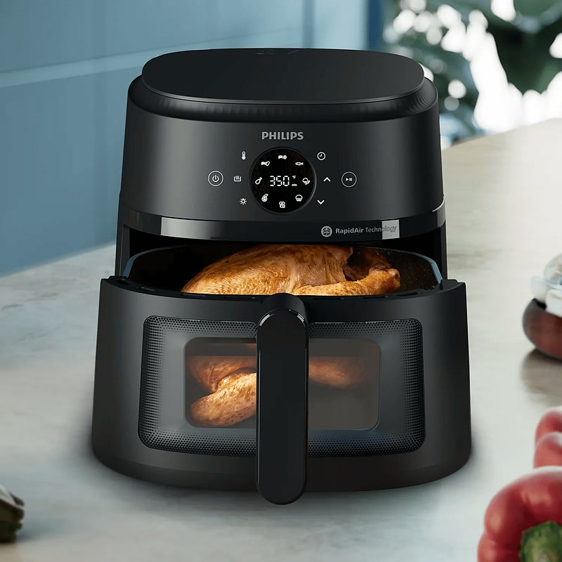 Philips Airfryer avec du poulet dans son panier ouvert