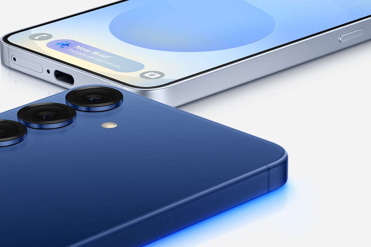 Galaxy S25 avec écran allumé, boutons latéraux et connecteur USB-C visibles