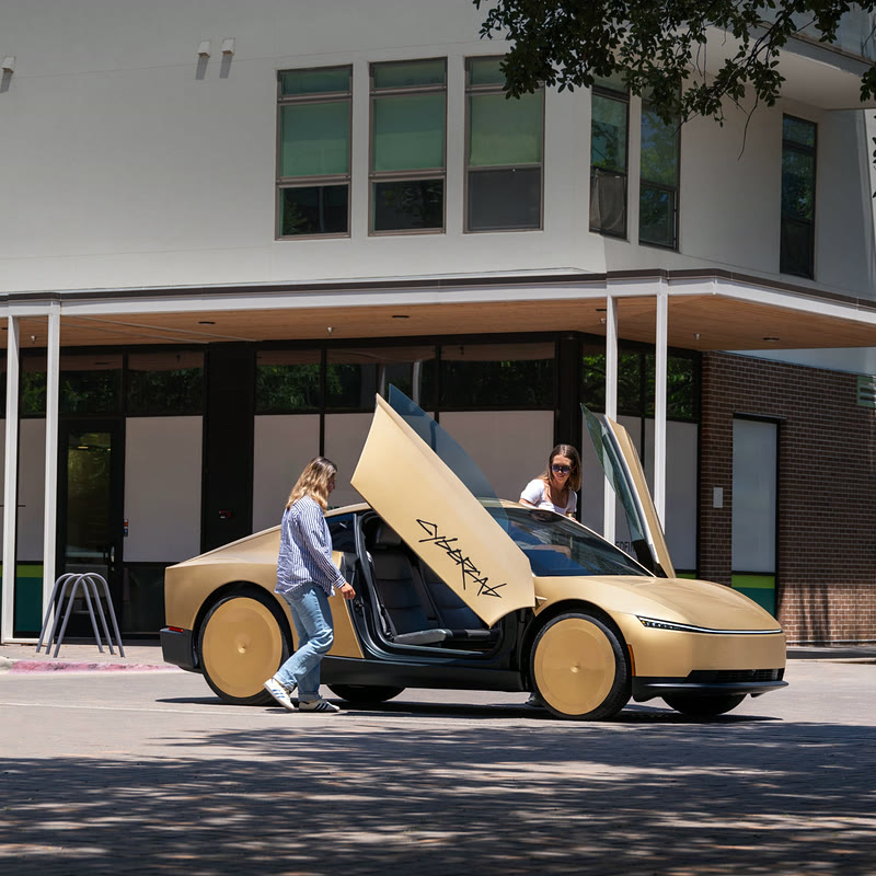 Tesla Cybercab dans la rue avec ses portes ouvertes