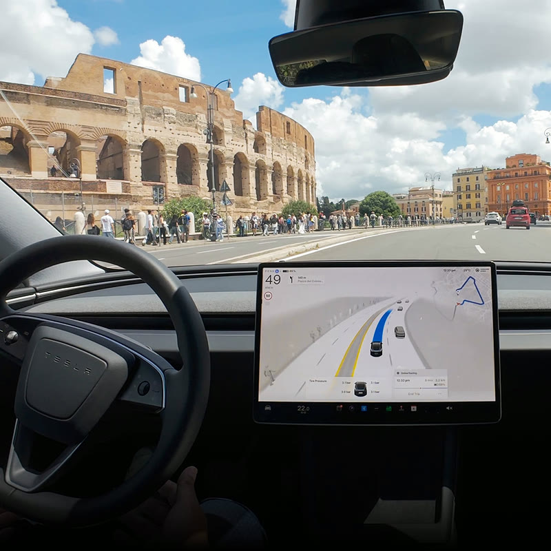 Interface FSD Supervised affichée sur l’écran central d’une Tesla
